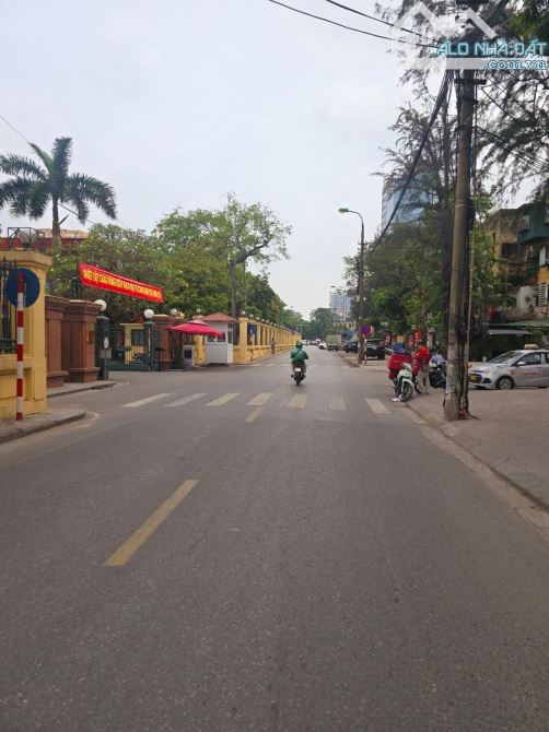 BÁN ĐẤT VÀNG XÂY TÒA VĂN PHÒNG NGUYỄN PHONG SẮC CẦU GIẤY, OTO DT 100M MT 5.7M GIÁ 45 TỶ.