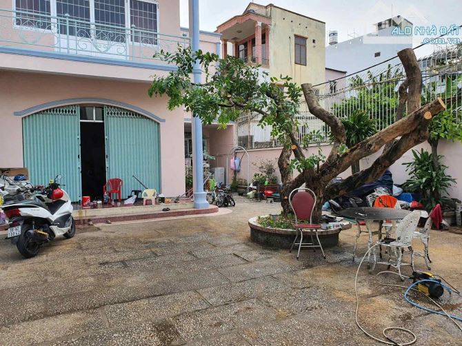 Bán biệt thự 2 mặt tiền đường Hoàng Hoa Thám, Phường 7, Bình Thạnh đường 10m