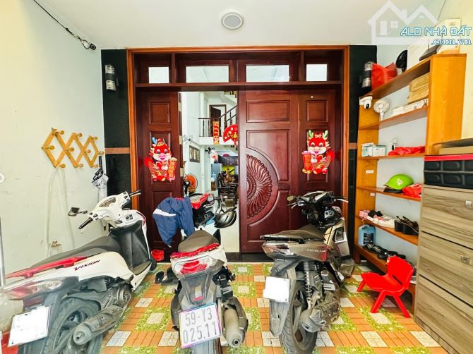 Kế mặt tiền Sư Vạn Hạnh. Q10. Diện tích đẹp 4*14. Noẻ hậu. 4 tầng. 4Pn. ST. Chỉ 13.5 tỷ. - 1
