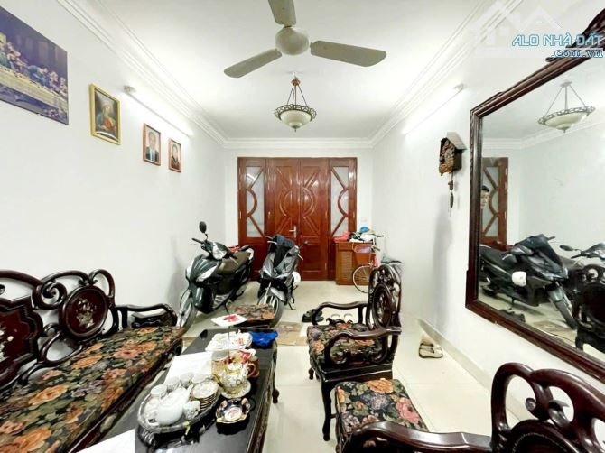 Bán nhà Lê Thanh Nghị 43m2, 4T, mt 3.5m lô góc, ngõ rộng, gần phố, sổ đẹp. Giá 10.8 tỷ