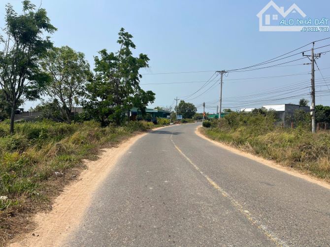 Bán 52m x 60m đất 2 mặt đường Nguyễn Minh Châu, Thị xã LaGi giá ngộp 200tr/m ngang - 1