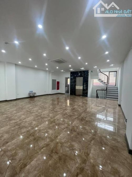 MẶT PHỐ HOÀNG QUỐC VIỆT LÔ GÓC 3 MẶT TIỀN, VỈA HÈ BÓNG ĐÁ. DT 90M* 8T CHỈ 63 TỶ. - 1