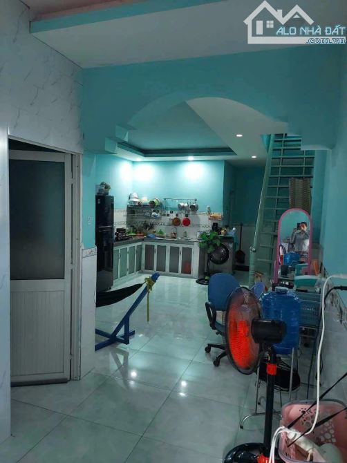Bán nhà Dĩ An 200m2,đường nhựa 3 ô tô,Sổ Hồng Riêng,giá cực rẻ - 1