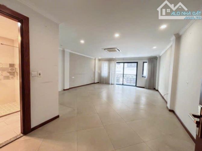 Nhà Liền kề Thang máy Nguyễn khánh toàn DT 70m2 x 6 Tầng thông sàn giá 30tr/th cực hiếm - 2