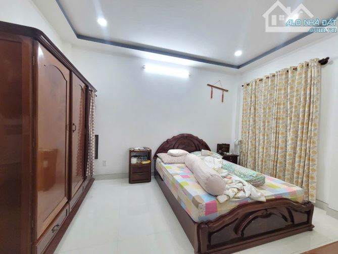 HẺM XE HƠI 1 TRỤC 8M - P24 -HÀNG XANH - LÔ GÓC - 5 TẦNG - NGANG 4.6M - CÁCH MẶT TIỀN 2 CĂN - 2