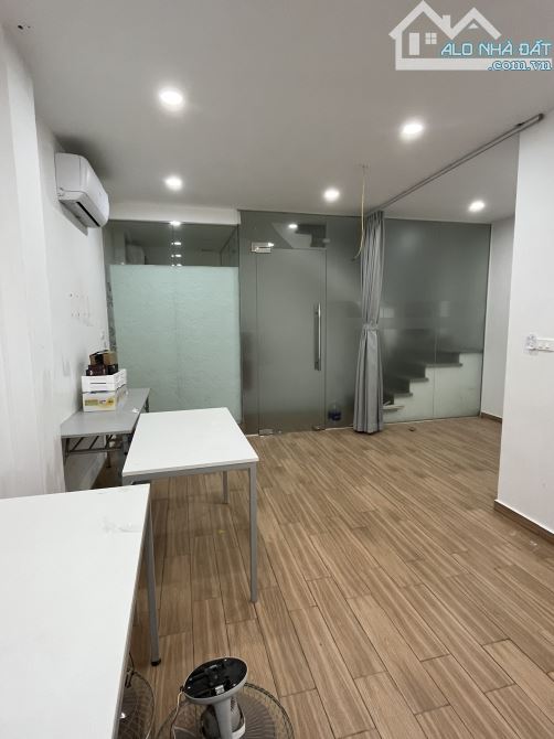Cho thuê văn phòng Làng Việt Kiều Châu Âu, dt 60 m2/tầng, sàn thông giá 8 tr/tháng - 2