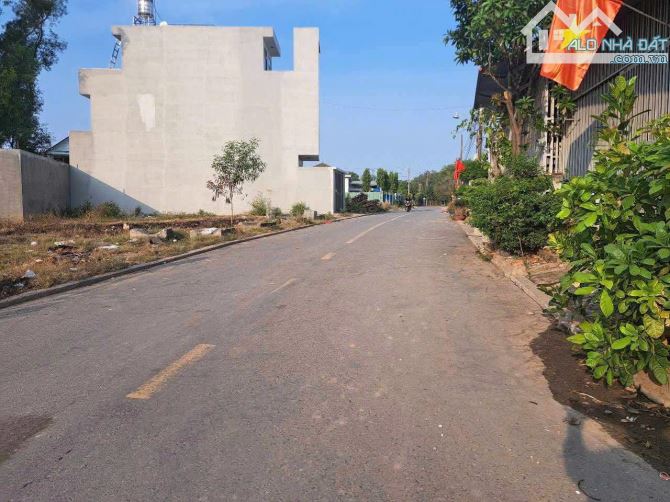 Bán nhà Dĩ An 200m2,đường nhựa 3 ô tô,Sổ Hồng Riêng,giá cực rẻ - 2