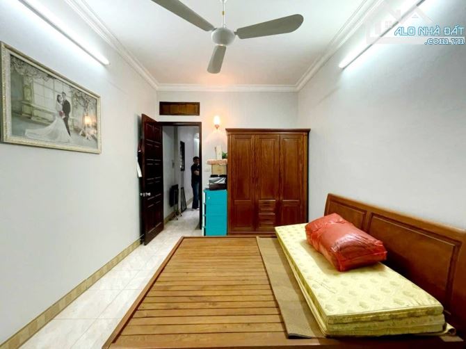 Bán nhà Lê Thanh Nghị 43m2, 4T, mt 3.5m lô góc, ngõ rộng, gần phố, sổ đẹp. Giá 10.8 tỷ