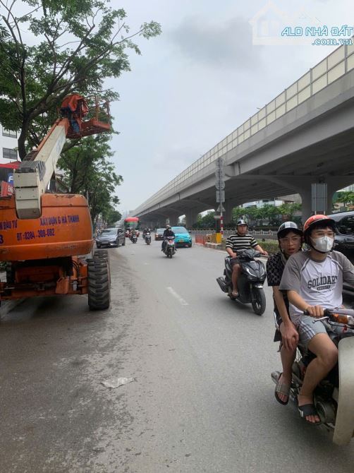 Bán nhà mặt phố Phạm Văn Đồng đoạn gần Thành phố giao lưu 94m mt 5,5m nở hậu có nhà 4 tầng