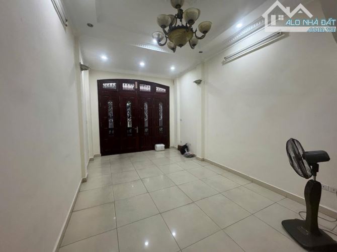 Chính chủ bán nhà dân xây 5 tầng, 42m, ô tô ngủ trong nhà, Nguyễn Chí Thanh, Đống Đa