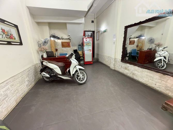 Chính chủ bán nhà dân xây 5 tầng, 39m, ô tô ngủ trong nhà, Nguyễn Chí Thanh, Đống Đa