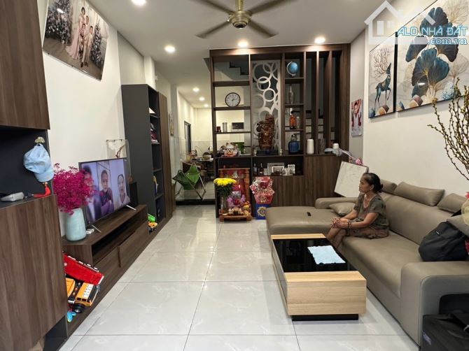 NHÀ BÁN NGAY EMART HẺM XE HƠI 7 CHỖ ✈️THIẾT KẾ 2 TẦNG NHÀ ĐẸP✈️ 4.2X13 - DTCN 58M2 GIÁ 6,7