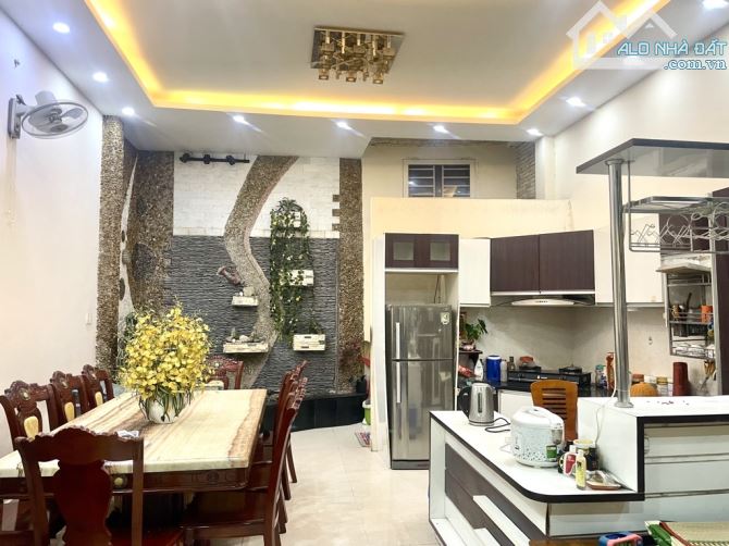 Bán nhà mới 4 tầng đường ô tô Ung Văn Khiêm .Diện tích 103 m2. Giá 18.5 tỷ ,P17 Bình Thạnh