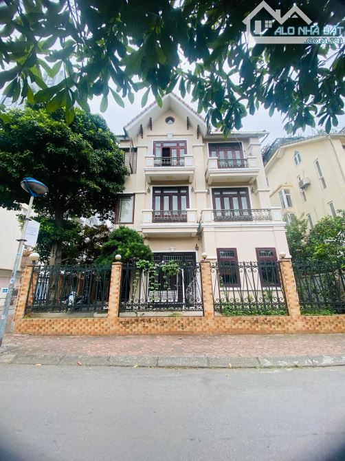 Bán biệt thự tại đường Mễ Trì 200m2, 4 tầng, mt 10.5m, 2 mặt thoáng, chỉ 75 tỷ.