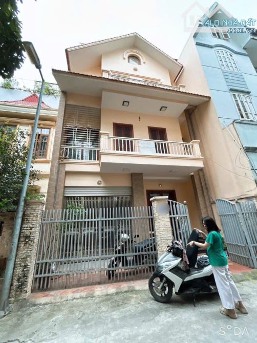 BIỆT THỰ PHỐ CẦU GIẤY - DT 133M2 x 4T - MT 7,2M - 42,5 TỶ - CÁCH PHỐ 30M-Ô TÔ VÀO NHÀ
