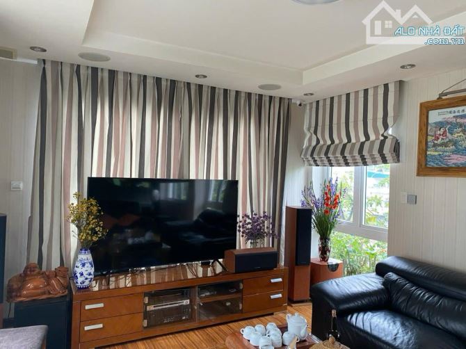 Biệt thự đáng sống Trần Thủ Độ 300m 4 tầng lô góc kinh doanh giá 115 tỷ.
