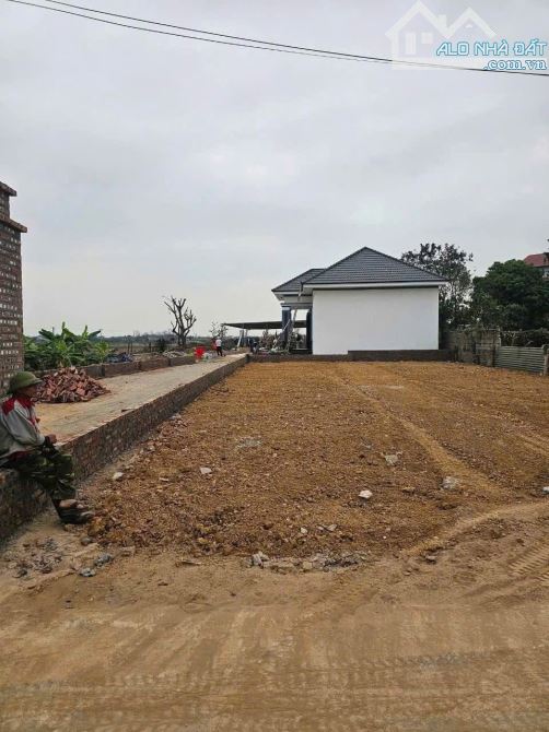 Đất trục chính thôn Bằng Lũng, Tiên Phong cách HN 40km