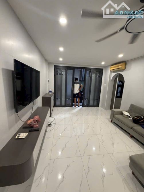 Bán nhà phố Trần Khát Chân 42m2, cách mặt phố vài chục mét, mặt tiền 5.2m, đườn