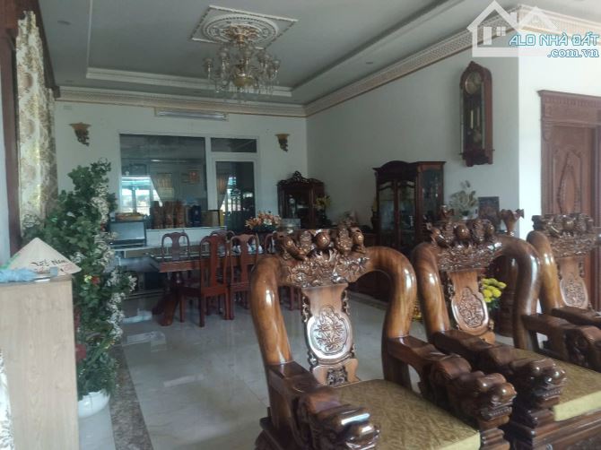 Mặt tiền Nguyễn Thái Học, Tân Đông Hiệp, Dĩ An, Biệt thự và nhà xưởng, 3259m, giá 69 tỷ.