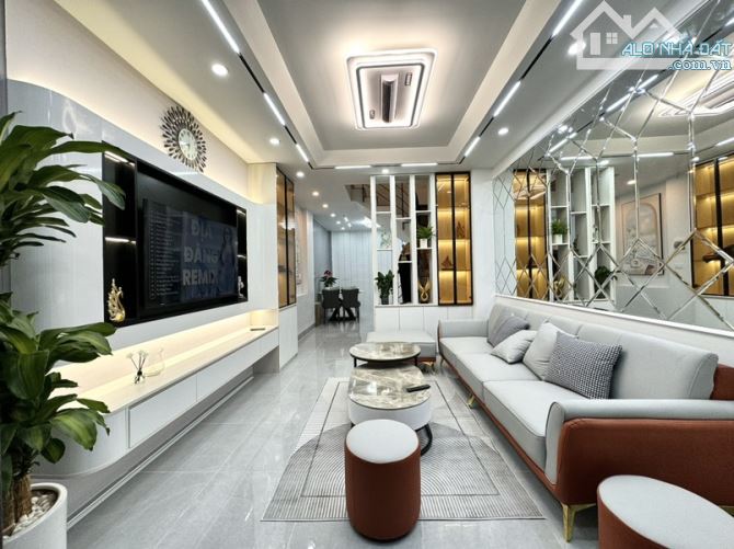 TRUNG TÂM QUẬN THANH XUÂN - Ô TÔ VÀI CHỤC BƯỚC - 5 TẦNG - 5 NGỦ - SỔ VUÔNG - FULL NỘI THẤT