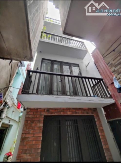 Bán nhà Lê Thanh Nghị 40m2, nhà lô góc 3 thoáng, dân xây chắc chắn, cách 20