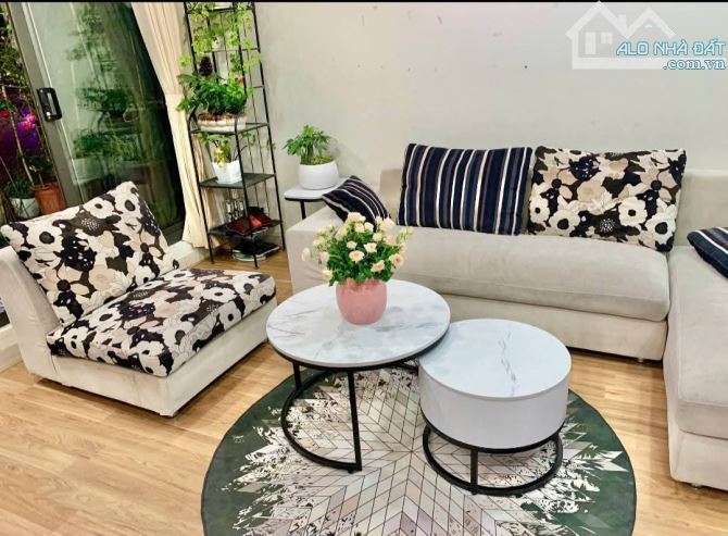 Căn hộ phố Cầu Giấy, 82m2, 3PN, Full Nội thất, 5.25 tỷ