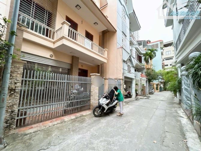 BIỆT THỰ PHỐ CẦU GIẤY - DT 133M2 x 4T - MT 7,2M - 42,5 TỶ - CÁCH PHỐ 30M-Ô TÔ VÀO NHÀ - 1