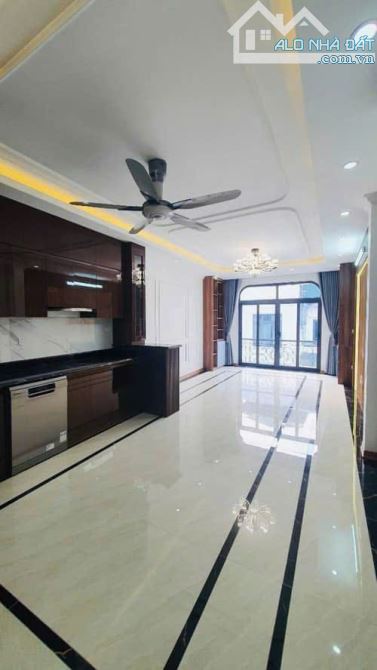 Bán nhà mặt phố Lê Duẩn, lô góc, kinh doanh, vỉa hè, diện tích rộng 29 tỷ