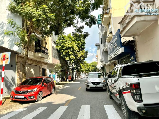 Có 102, Nhà 2 mặt tiền 2 mặt phố Giang Biên Vỉa hè Kinh doanh, Dt 160m2 - MT 7m, - 1