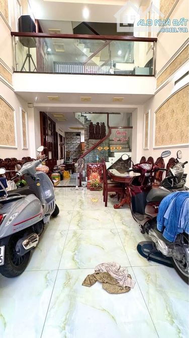 Chủ bán Nhà hẻm 5m Trần Hưng Đạo, Q1 gần CA Thành phố. Xây 1 trệt 3 lầu, Giá 4 tỷ - 2