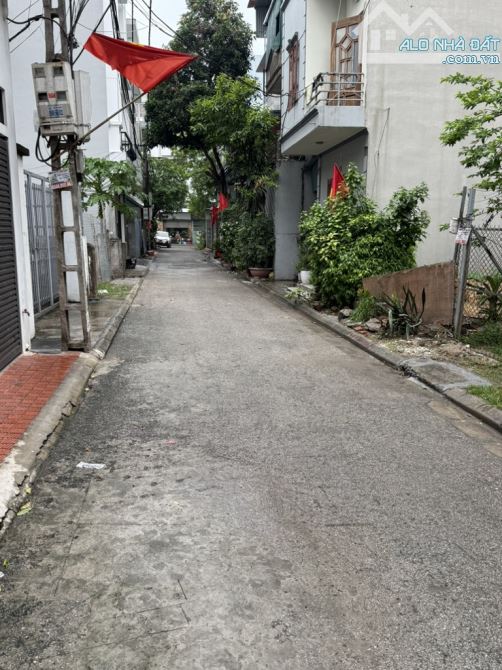 Bán 75m2 đất Giang Biên đường ô tô tránh , đất phân lô vỉa hè , sổ vuông đẹp - 2