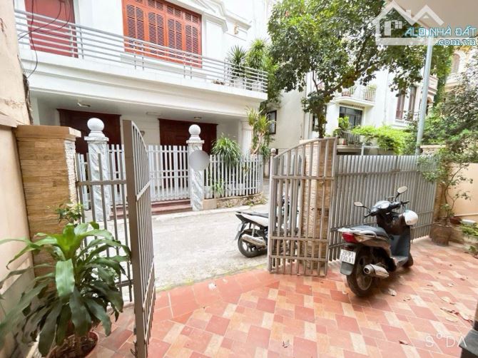 BIỆT THỰ PHỐ CẦU GIẤY - DT 133M2 x 4T - MT 7,2M - 42,5 TỶ - CÁCH PHỐ 30M-Ô TÔ VÀO NHÀ - 2