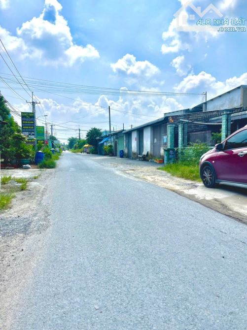 Nhà mặt tiền Lê Thị Bay, xã Tân Thạnh Đông dt 329m2 2 lầu 7pn 3wc giá 5,5 tỷ - 3