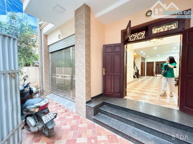 BIỆT THỰ PHỐ CẦU GIẤY - DT 133M2 x 4T - MT 7,2M - 42,5 TỶ - CÁCH PHỐ 30M-Ô TÔ VÀO NHÀ - 3