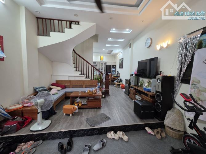 Bán Nhà Long Biên..DT: 42M2 x 4T...MT: 4,1M.... giá 5,3 tỷ - 3