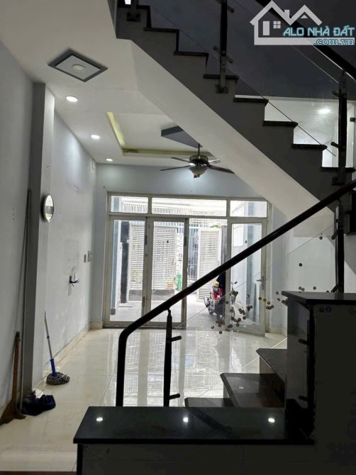 Bán Căn Nhà Vị Trí cực ky đắc Địa Đường Ngô Chí Quốc p.Bình Chiểu Thủ Đức, 3 Lầu, 3PN, HXH - 4