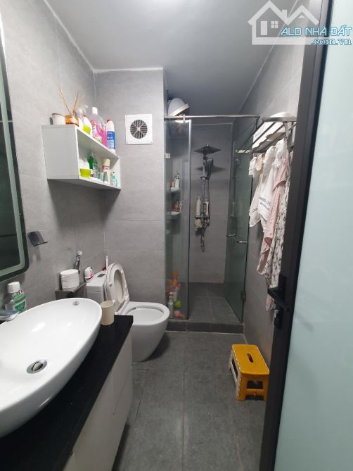 Hiếm - Bán nhà đẹp phân lô, ô tô vào nhà, 2 thoáng trước sau đường Giải Phóng - 4