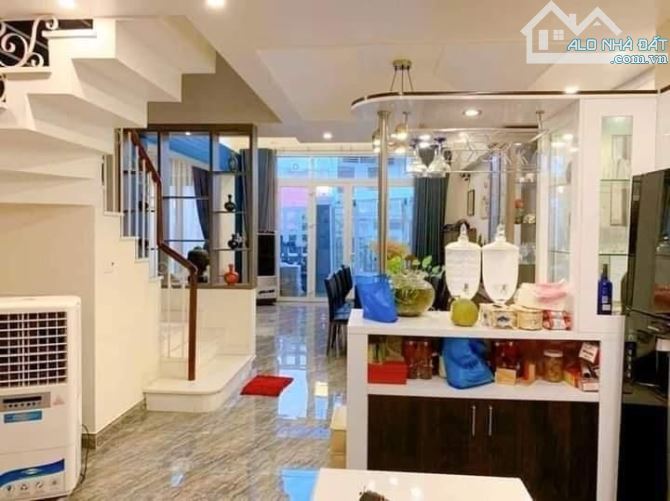 Bán nhà đường Nguyễn khoái quận 4 - 5