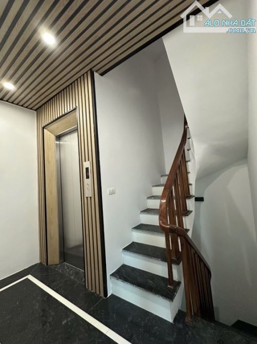 Bán nhà 6 tầng Ngô Gia Tự, Long Biên - thang máy - ô tô vào nhà - lô góc. 42m2, giá 8.tỷ - 5