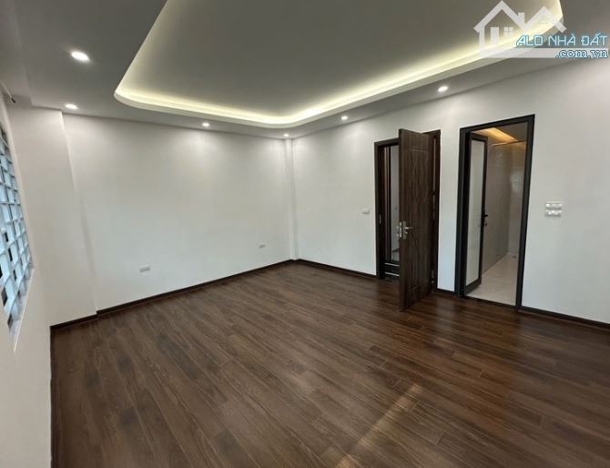 Bán nhà 6 tầng Ngô Gia Tự, Long Biên - thang máy - ô tô vào nhà - lô góc. 42m2, giá 8.tỷ - 6