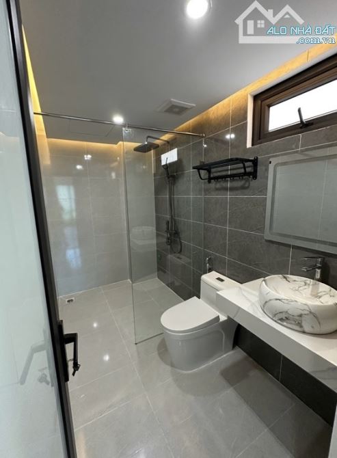 Bán nhà 6 tầng Ngô Gia Tự, Long Biên - thang máy - ô tô vào nhà - lô góc. 42m2, giá 8.tỷ - 8