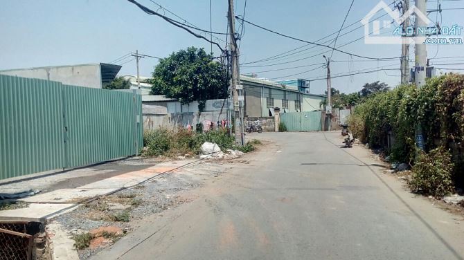 Nhỉnh 9tr/m2. Bán đất tặng nhà xưởng. Vị trí đẹp sát QL1 đường  xe container ra vô. SHR