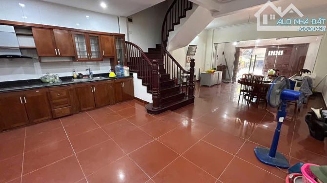 Cho thuê nhà Nghĩa Đô – Cầu Giấy DT 85m x 4 tầng, lô góc, ôtô đỗ giá thuê 32tr/th