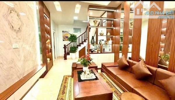 SIÊU PHẨM Nhà Văn Quán nhỉnh 10 tỷ, 50m2 mặt tiền 4m 5 tầng trung tâm Văn Quán.