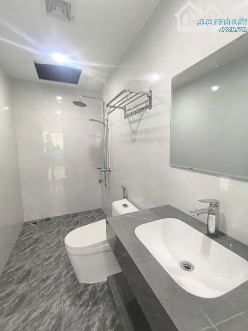 BÁN NHÀ LÔ GÓC PHỐ THANH AM – DT 37,4M² – MT 5,7M – 7 TẦNG THANG MÁY – Ô TÔ VÀO NHÀ – NHÀ