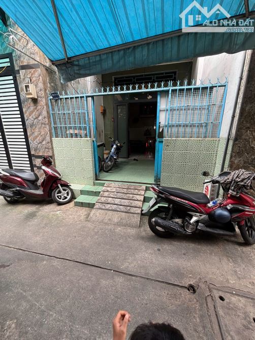 Nhà bán: 6,2 tỷ đường Phan Xích Long. Q 11. DTSD 54m2. 2 tầng. Giá 6,2 tỷ
