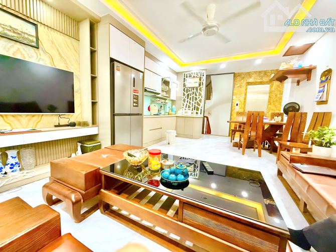 TUYỆT PHẨM KIM GIANG -DT38M-MT4.2M-6 TẦNG-OTO VÀO NHÀ-THANG MÁY