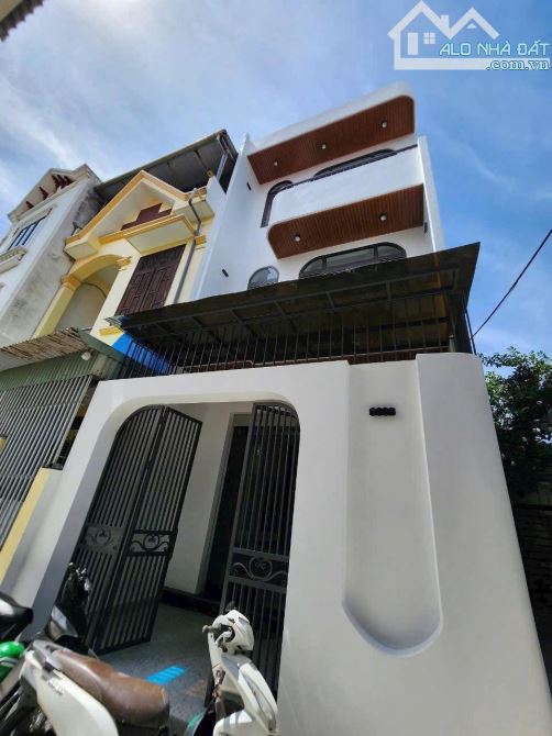 Nhà 3 tầng lô góc 58m² sân cổng ô tô đỗ cửa – Giá chỉ 3,65 tỷ, pháp lý rõ ràng!