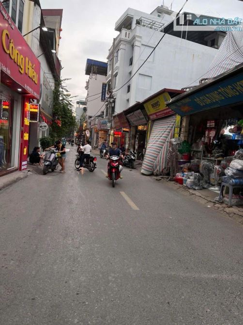 BÁN ĐẤT TẶNG NHÀ MP XUÂN ĐỈNH TỪ LIÊM DT KHỦNG 200M2 MT 12M ÔTÔ TRÁNH KINH DOANH 42 TỶ