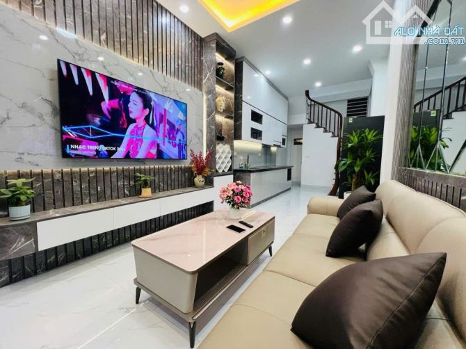 Siêu phẩm Cự Lộc 35m2 - 5T, mới đẹp, ngõ nông gần ô tô, giá 6.5 tỷ